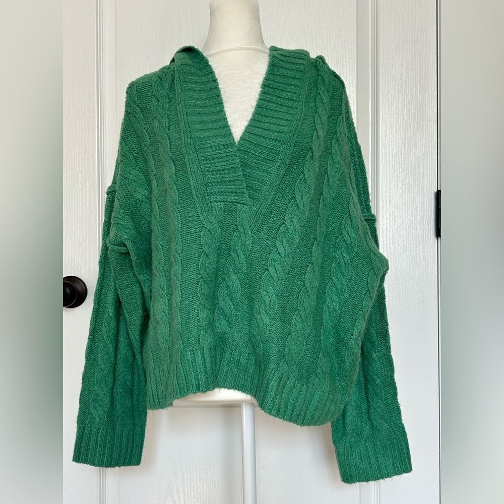 American Eagle Outfitters Women’s Green Cropped Hoodie V-Neck Sweater Medium
